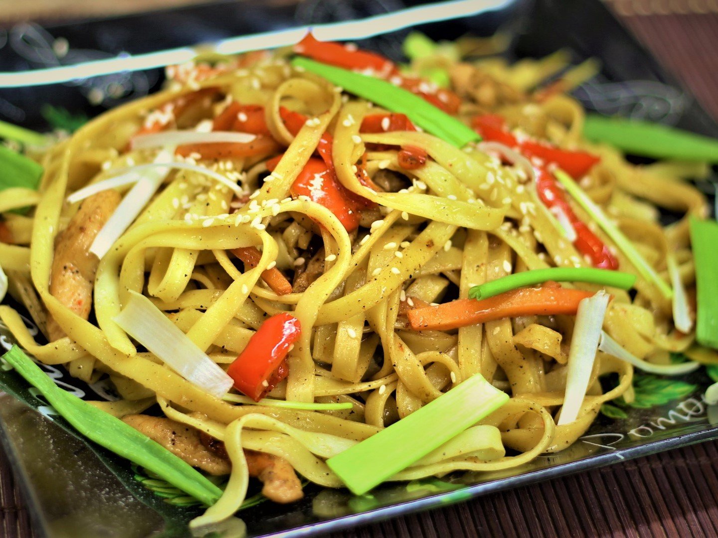 Скорее сохраняйте рецепт!?Лапша удон с курицей и овощами?Приятного просмотра. смотреть онлайн