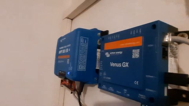 Victron MultiPlus Compact  24v/ 2000VA/ 50 AMP + SmartSolar Charge Controller MPPT 100 / 50