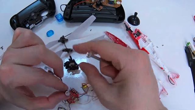 What's inside Helicopter model toy. Что внутри вертолета. Модель игрушка. смотреть онлайн