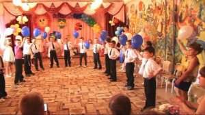 Вход на выпускной праздник: "По небу плывут облака"