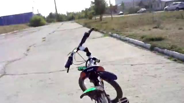 Делаем трюки на велосипедах смотреть онлайн