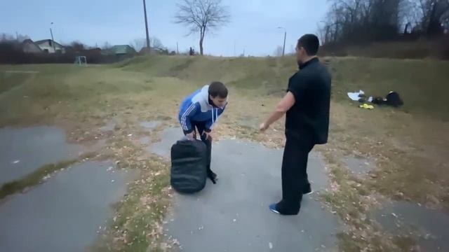 Тренировки на свежем воздухе, отработка ударов по макиваре! смотреть онлайн