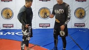 Как научиться делать боковые подсечки- подводящее упражнение для подсечек.