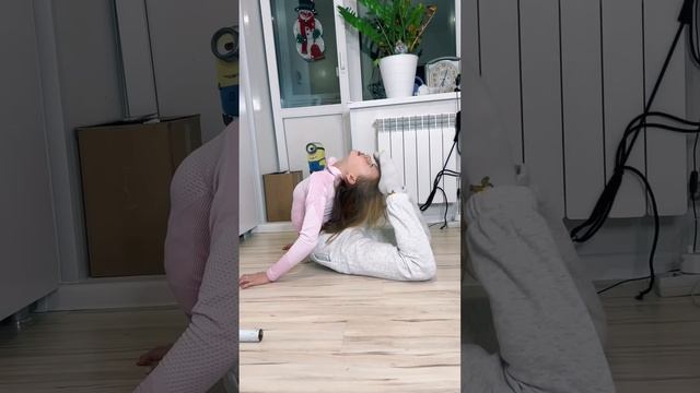 Как научиться вставать в мостик/#Shorts смотреть онлайн