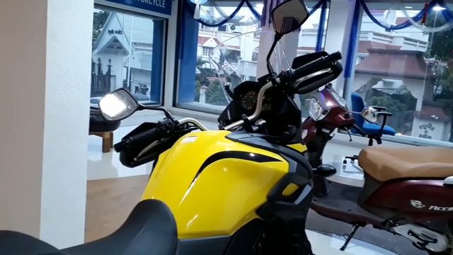 Suzuki V-Strom 650 XT | Yellow | First Look | Walk Around смотреть онлайн