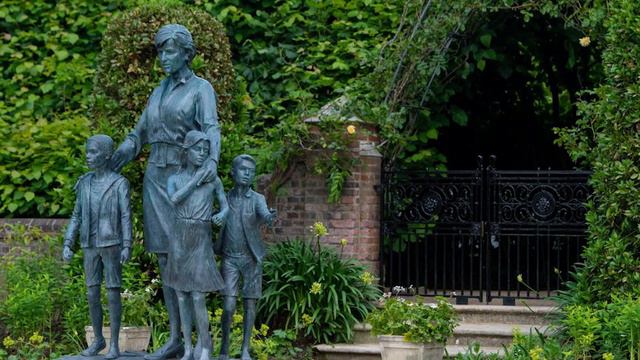 А Маркл как всегда! Принцы Уильям и Гарри сделали это. Кейт рада - наконецто смотреть онлайн