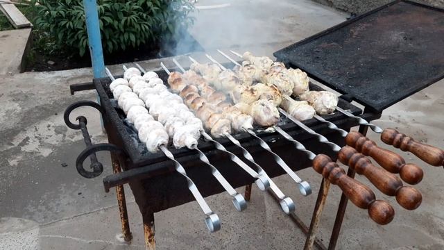 делаем сковороду садже и жарим шашлык из курицы вместе с шампиньонами смотреть онлайн