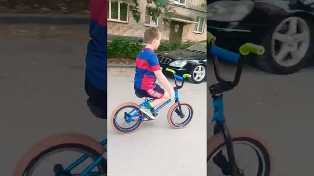 катаемся без рук ? #тигран #bmx #бмх #новосибирск #sports #трюки #youtube #безрук #спорт #дорога смотреть онлайн