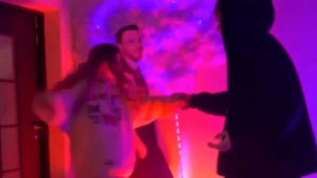 Вашему вниманию танец Сэма и Скай ? смотреть онлайн