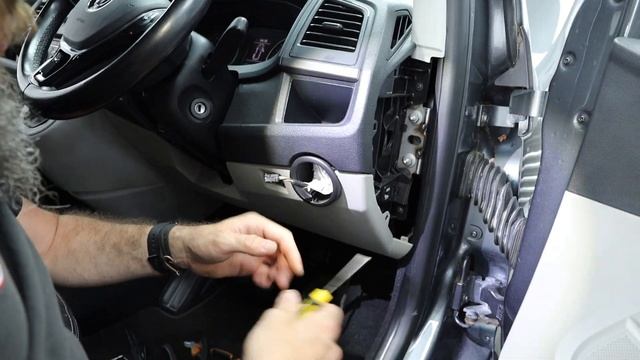How To: Install Aftermarket Footwell Lights into a VW T6 Transporter!! смотреть онлайн