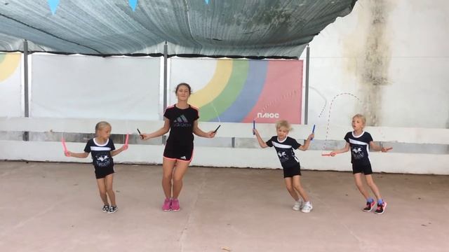 Скакалка для малышей. Базовый прыжок 2 Лыжник смотреть онлайн