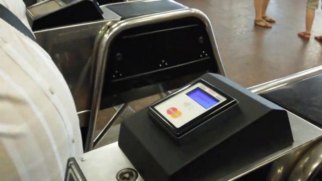 Оплата PayPass картой Ощадбанка на турникете Киевского Метрополитена смотреть онлайн