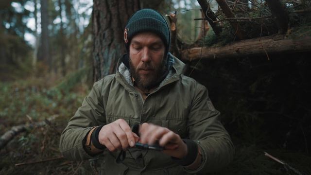 I survived a winter night in the woods with only a Mora knife. Oh and a fero rod. смотреть онлайн