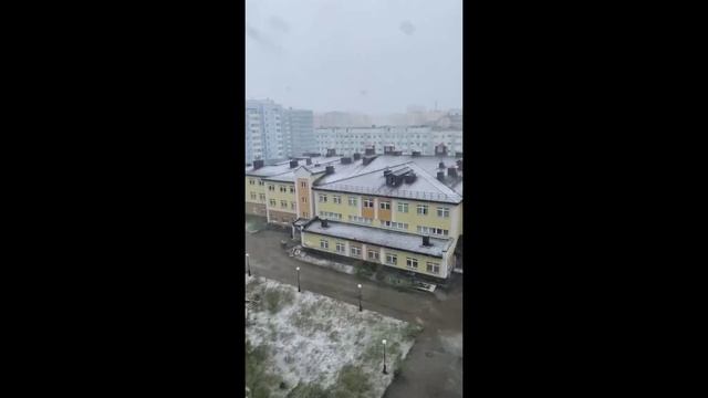 РОССИЯ . В Новом Уренгое сегодня выпал снег. смотреть онлайн