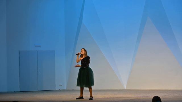 Тишкова Ева на отчетном концерте школы "Созвездие" смотреть онлайн
