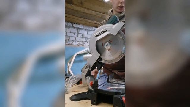 Обзор торцовочной пилы Metabo KS 216 M Lasercut смотреть онлайн