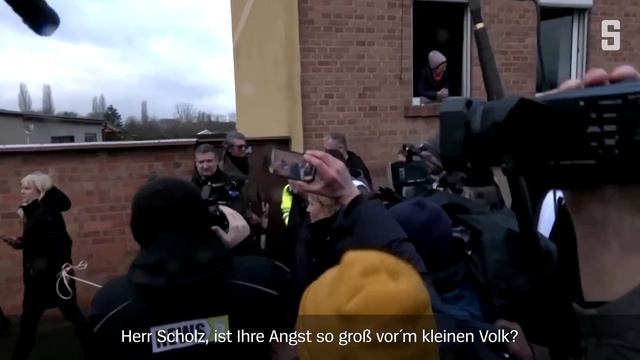 Hochwasser: Olaf Scholz bei Besuch in Sachsen-Anhalt bepöbelt | DER SPIEGEL смотреть онлайн