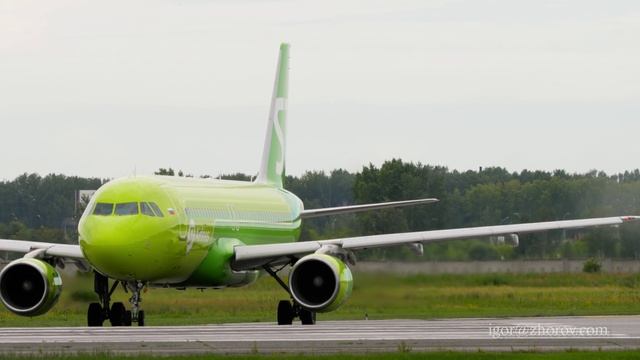 Эйрбас А320 авиакомпании Сибирь (S7 Airlines) выруливает на исполнительный старт ВПП 25.
