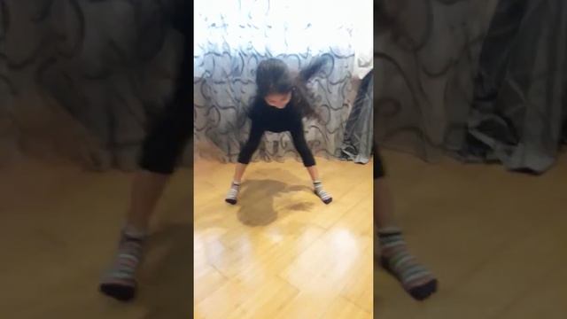 Как научиться делать шпагат за неделю ? Обучение с Мисс Нигяр . смотреть онлайн