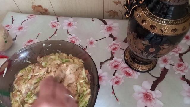 Приготовьте КУРИНЫЕ КОТЛЕТЫ С КАБАЧКОМ?#для котлет возьмите кабачок и фарш!#курячі котлети смотреть онлайн