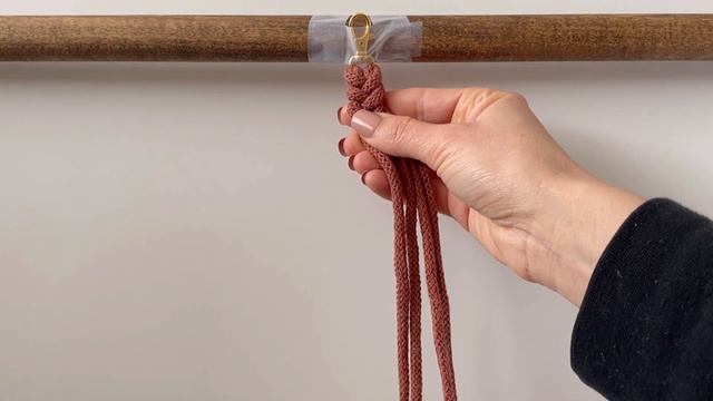 DIY: EASY WRISTLET KEYCHAIN TUTORIAL | MACRAME KEYCHAIN | MACRAME WRISTLET | FISHTAIL KEYCHAIN смотреть онлайн