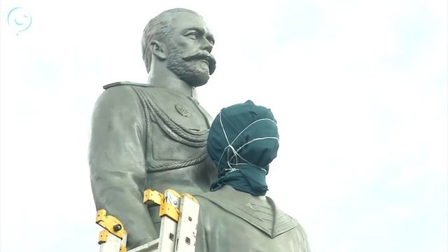 Неизвестный мужчина изрубил топором памятник Николаю II и цесаревичу Алексею смотреть онлайн