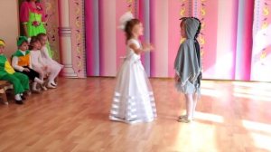 Спектакль Дюймовочка - Дюймовочка улетает на ласточке.