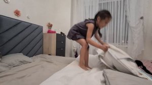 Прыгаем на кровати у родителей!  Прыгаем на спину! Прыгаем на живот! Прыгаем на попку и ...