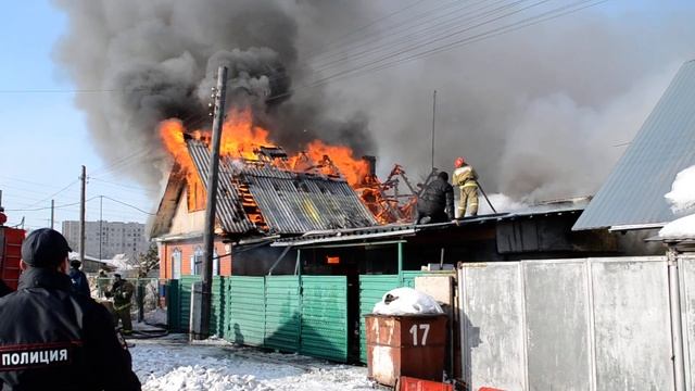 Огонь от дома перекинулся на соседский сарай с дровами и углем