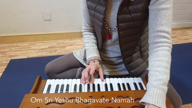 Om Sri Yeshu Bhagavate Namah entier - Mantra de Jésus смотреть онлайн