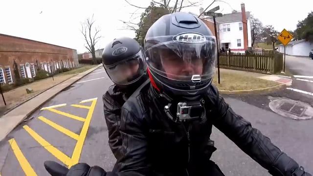 Мотоциклист прокатил свою маму на байке. Теперь она их не ненавидит смотреть онлайн