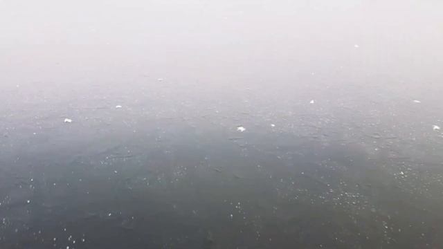 Ледяной пруд. Катаются на коньках и ловят рыбу. Идеальный лёд для катания. смотреть онлайн