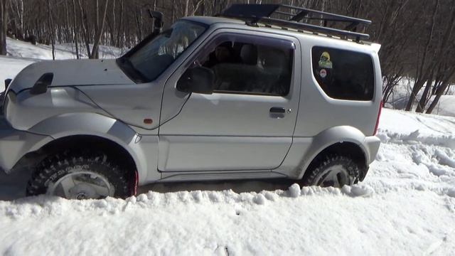 Японские джипы пробивают дорогу по тяжелому весеннему снегу смотреть онлайн