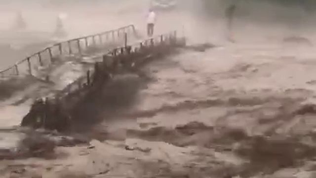 Ливни в Азербайджане размыли дороги. смотреть онлайн