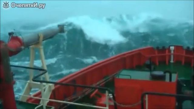 Вода жестокая стихия. Корабль пробивается сквозь волны. Красивая музыка Моцарт. смотреть онлайн