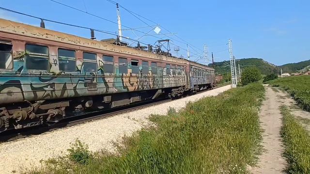 Грязь, уныние, ржавчина: Старая электричка в Болгарии смотреть онлайн