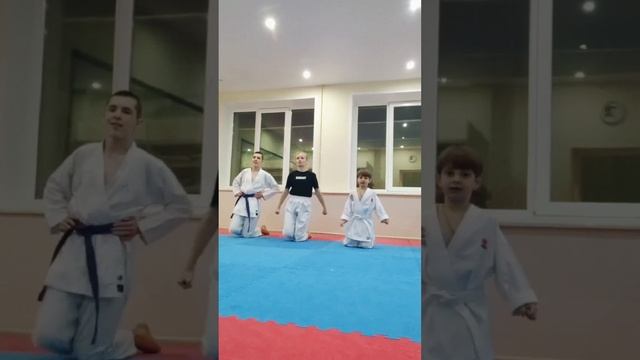 ТРЕНИРОВКИ ПО КАРАТЭ, ЭКЗАМЕН НА БЕЛЫЙ ПОЯС, ПЕРВЫЕ ДОСТИЖЕНИЯ НА СОРЕВНОВАНИЯХ смотреть онлайн