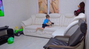 Света и Богдан НЕ ПОДЕЛИЛИ гигантскую конфету!