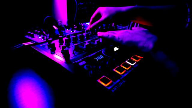 MiniJam - 2020-02-02: Arturia Minibrute 2 (feat. Zoom MS-CDR70, TC Flashback 2, Digitech Polara) смотреть онлайн