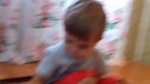 Мальчик играет в железную дорогу. смотреть онлайн