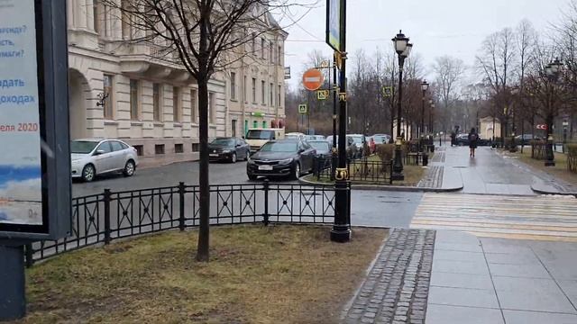 Самоизоляция в Санкт-Петербурге. Фурштадтская улица и пешеходы в карантин. смотреть онлайн