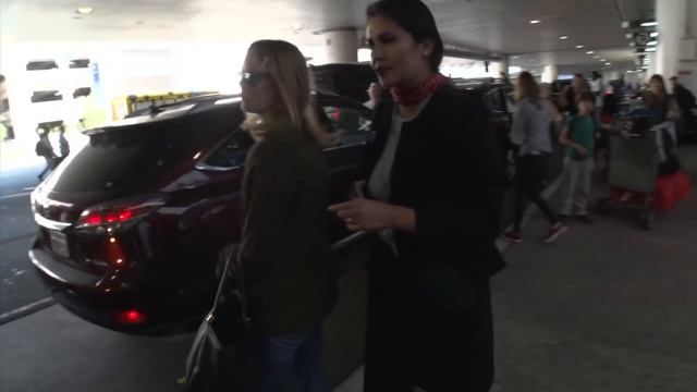 EXCLUSIVE - Vanessa Paradis Appears Upset When Asked If She's Reuniting With Johnny Depp At LAX смотреть онлайн