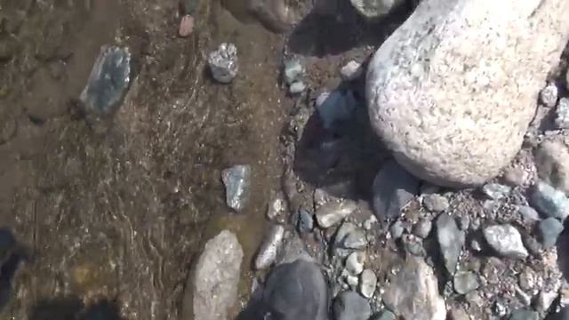 В белых камнях много черных вкраплений смотреть онлайн