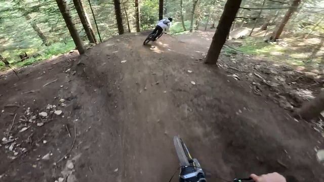 IL TOMBE AU PIRE ENDROIT !? (Bernex Bikepark:1 / Nous: 0 ) смотреть онлайн