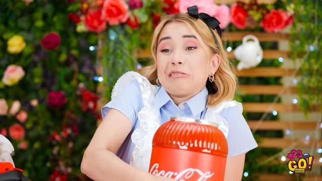 КТО НАРИСУЕТ БЫСТРЕЕ?! || Сумасшедшие челленджи с рисованием и едой от 123 GO! GOLD смотреть онлайн