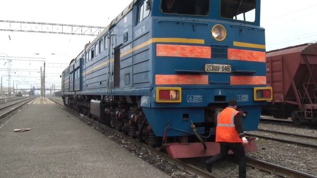 Тепловоз 2ТЭ10У-0416 прицепляется к поезду смотреть онлайн