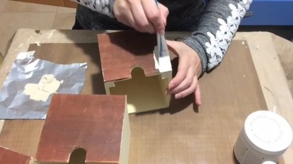 Casita de madera decorada DIY. Con acrílicos, papel de arroz, plantilla, decapado.