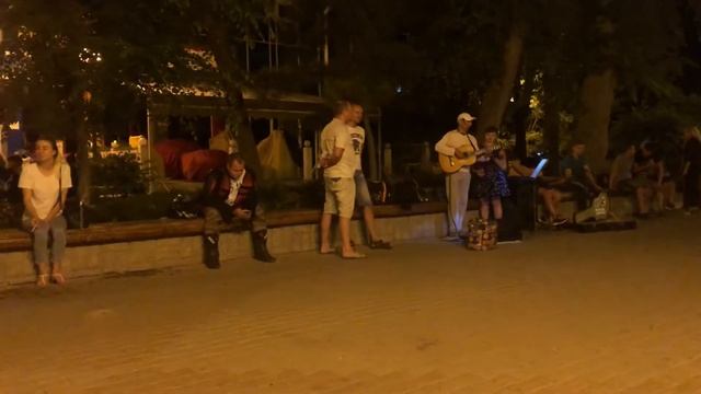 Уличные музыканты в Евпатории играющие на гитаре 2018 Евпатория смотреть онлайн