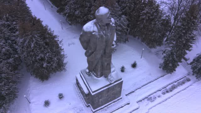 Памятник Ленину у входа в Канал имени Москвы.
#Дубна #Ленин смотреть онлайн