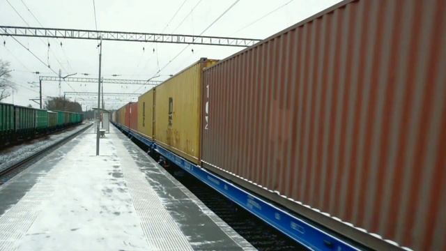 Со стабилизацией. Электровоз ВЛ10-1121 с грузовым поездом на станции Назия смотреть онлайн